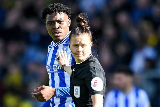 Árbitra inglesa no Portugal-Estados Unidos