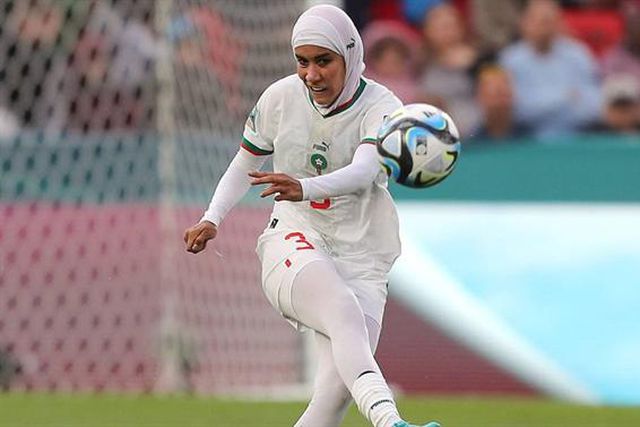 Histórico: marroquina torna-se na primeira mulher a jogar com o hijabe