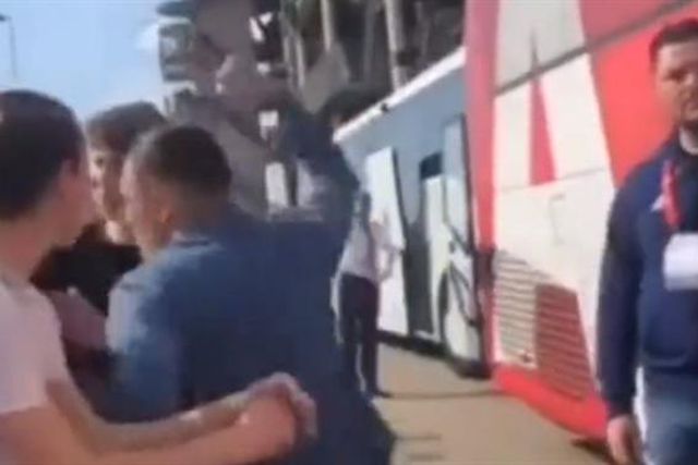 Insultos racistas a colega de equipa motivaram agressão de Berghuis a adepto do Twente (vídeo)