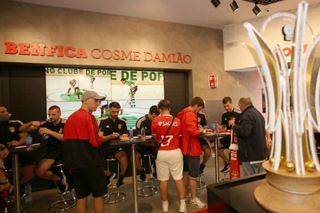 Adeptos e campeões de hóquei em patins juntos