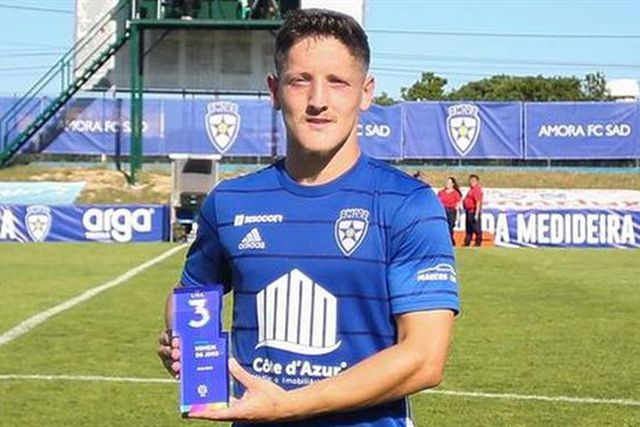 Vitinha chega para a direita da defesa