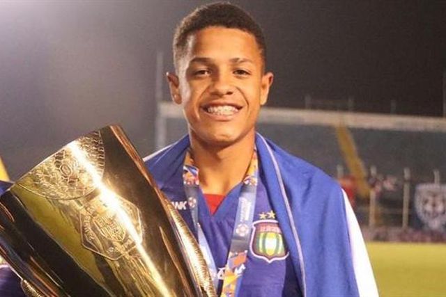 Médio brasileiro de 21 anos na calha