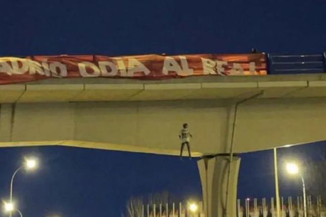 Suspeitos de pendurar boneco com camisola de Vinícius estão proibidos de entrar em estádios