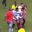 Invadiu relvado com criança ao colo e agora foi barrado por 10 jogos (vídeo)