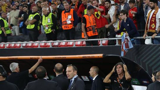 Mourinho deu medalha a jovem adepto: «As de prata não quero» (vídeo)