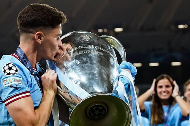 Só o conseguiram quatro futebolistas na História!