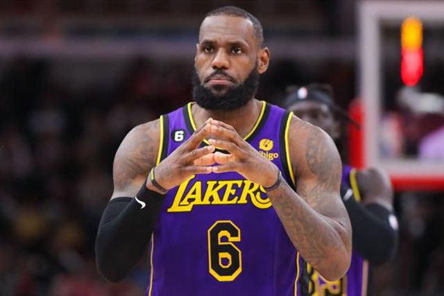LeBron James pondera abandonar!