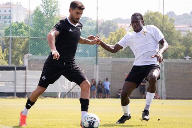 Reviravolta em duelo de históricos