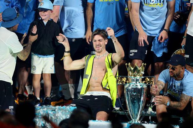 Grealish ao lado de Mona Lisa... no Louvre! (vídeo)