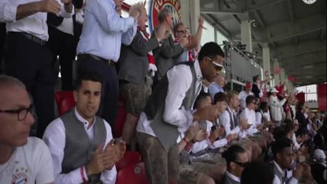 Equipa masculina fez guarda de honra à feminina