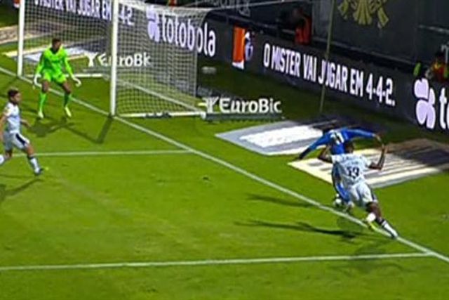 Terá a bola saído no lance do 3-2 para o FC Porto? (vídeo)