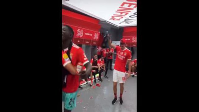 A festa no interior do balneário do Benfica após a conquista do título