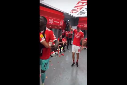 A festa no interior do balneário do Benfica após a conquista do título