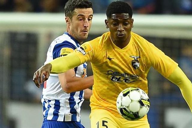 Ex-Benfica anuncia saída