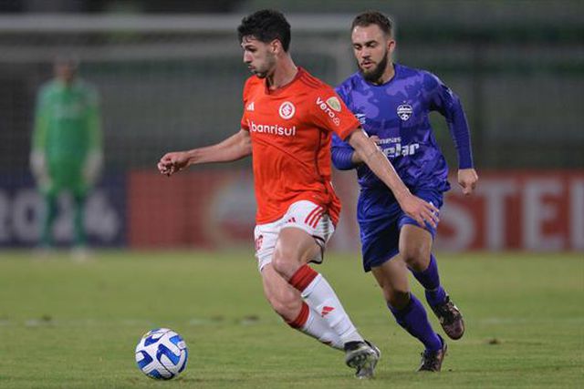 Na peugada de médio ofensivo do Internacional