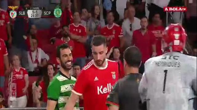 O lance da polémica no dérbi de hóquei entre Sporting e Benfica