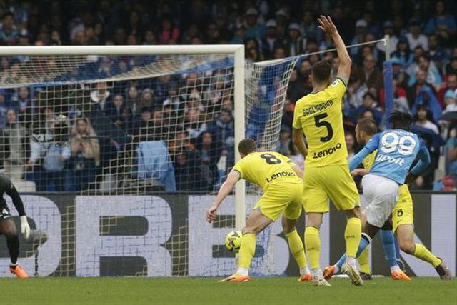 Campeão Nápoles bate Inter finalista da Champions