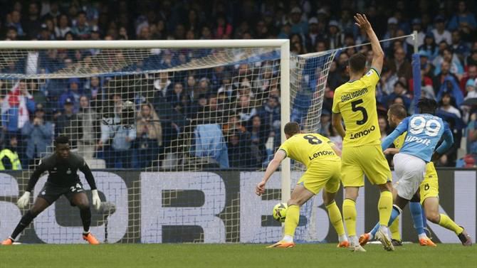 Campeão Nápoles bate Inter finalista da Champions