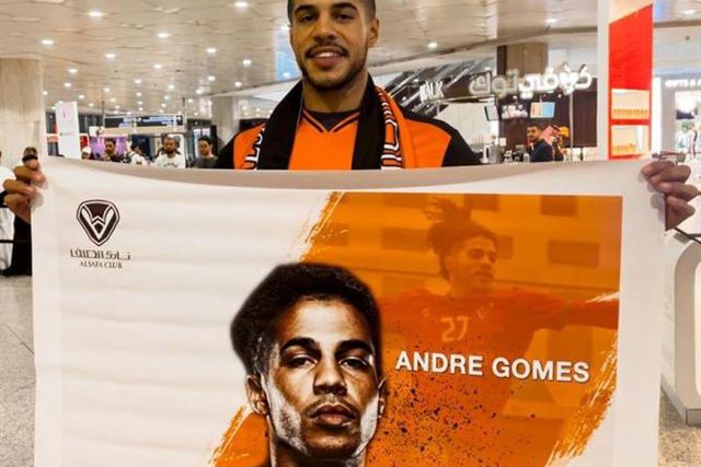 André Gomes recebido como herói na Arábia