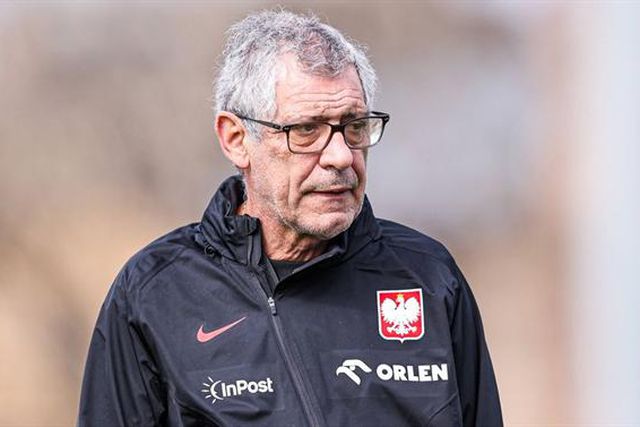 Presidente 'segura' Fernando Santos após reunião de emergência