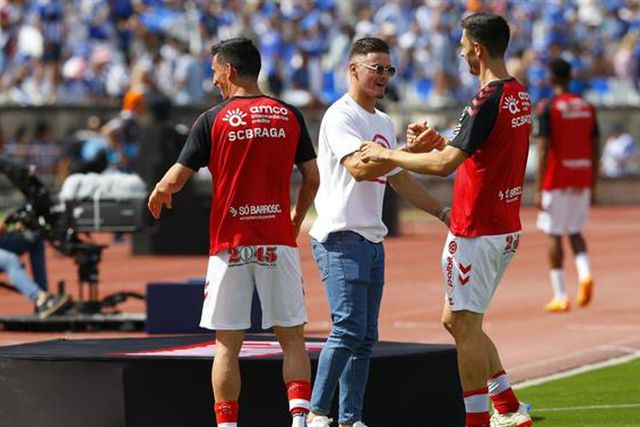 Olha quem é ele! Arsenalistas com adepto especial no Jamor