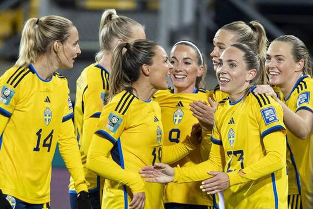 Suécia goleia Itália rumo aos 'oitavos'