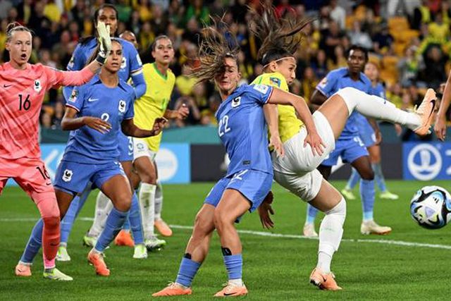 França vence Brasil e salta para a liderança do grupo