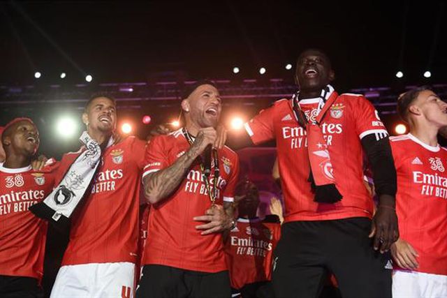 António Silva 'apertou' com Otamendi mas decisão ainda deve demorar