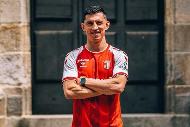 Oficial: Castro renova por mais um ano