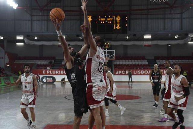 Benfica bate Ovarense após prolongamento e mantém-se invicto no 'play-off'