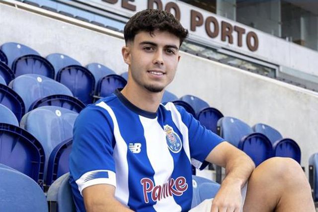Tiago Campas assina contrato profissional