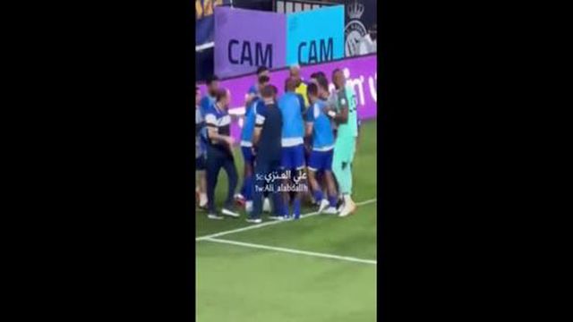 Ronaldo reza a Alá em festejo e é aplaudido pelos colegas