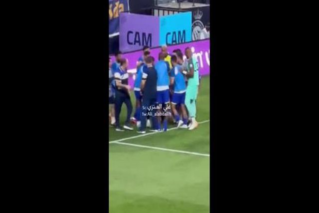 Ronaldo reza a Alá em festejo e é aplaudido pelos colegas