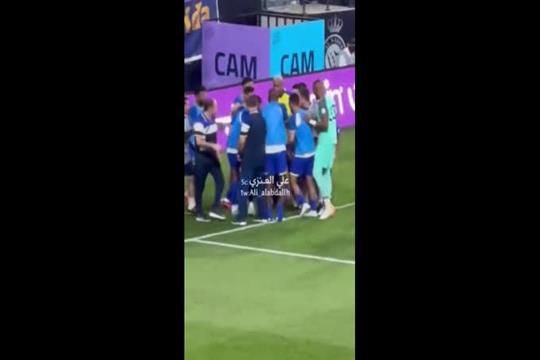 Ronaldo reza a Alá em festejo e é aplaudido pelos colegas