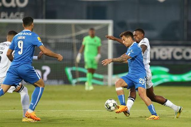 FC Porto vence em Famalicão e póquer de Taremi adia o título