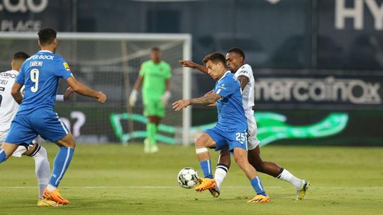 FC Porto vence em Famalicão e póquer de Taremi adia o título