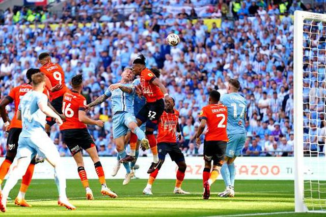Festa rija em Luton: Regresso à Premier League... 31 anos depois!