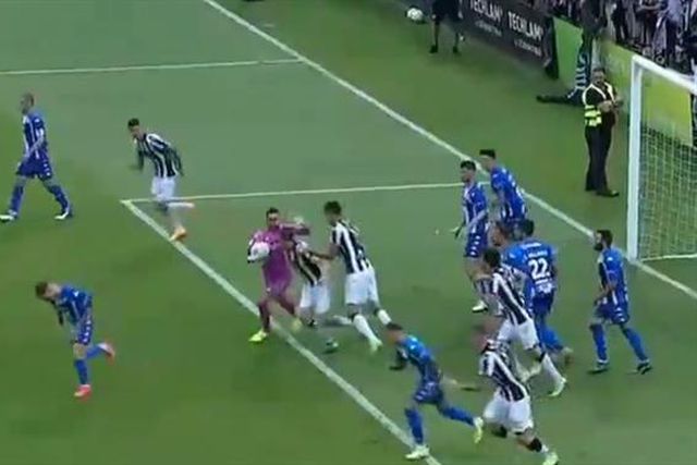 Guarda-redes do Deportivo com tarde para esquecer: 'oferece' dois golos e acaba expulso por agressão (vídeo)