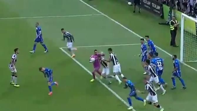 Guarda-redes do Deportivo com tarde para esquecer: 'oferece' dois golos e acaba expulso por agressão (vídeo)