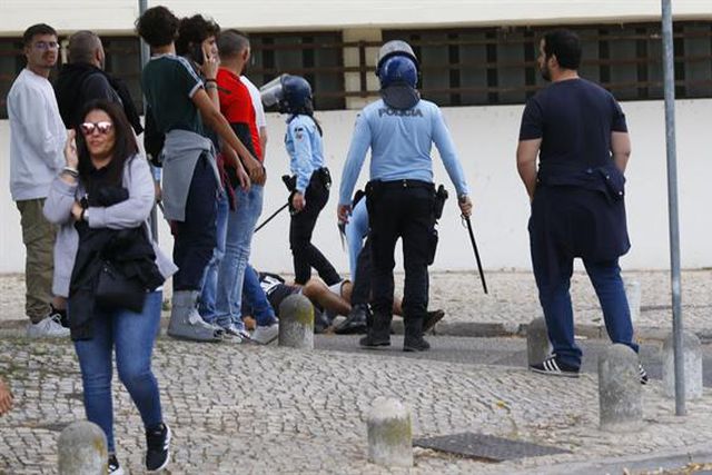 Cinco adeptos detidos antes do dérbi