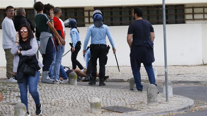 Cinco adeptos detidos antes do dérbi