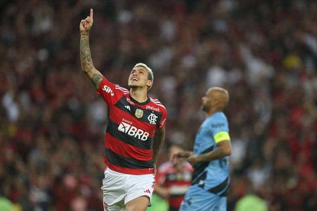 Fã de Ibrahimovic, substituiu Dourado e levou bronca de David Luiz