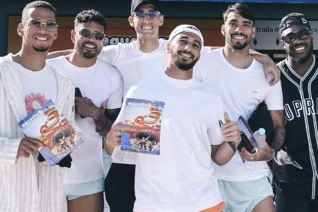 Na preparação da final da Liga Conferência houve tempo para um 'saltinho' ao Aquashow (vídeo)