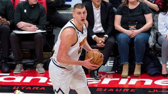 Jokic brilha e Nuggets entram a vencer na primeira final