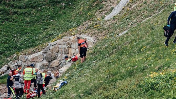 Grave queda de Gino Mader na Volta à Suíça