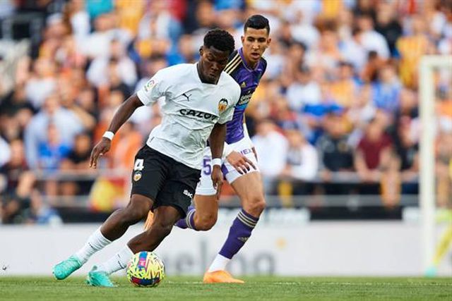 Oficial: Meio-campo reforçado com internacional norte-americano