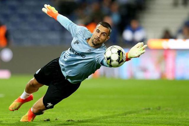 Diogo Costa de malas aviadas para a Premier League