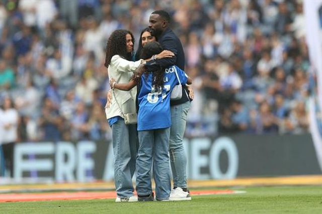 Varela homenageado no Dragão (vídeo)