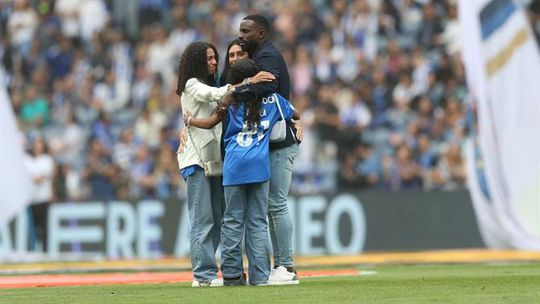 Varela homenageado no Dragão (vídeo)