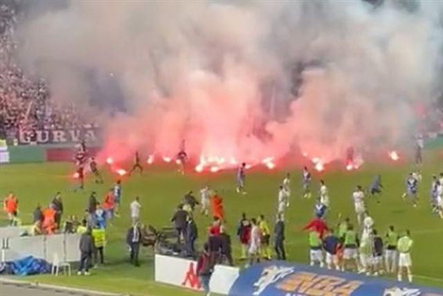 Caos em Brescia após descida: Adeptos invadem relvado e incendeiam carros de jogadores (vídeos)